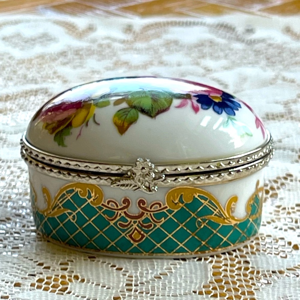 Mini porcelain box w/hinged lid, vintage